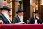 בית דין פון הגאון רבי בערל לאזאר שליט"א ביים איבערקוקען די מעסערס פון די שוחטים אין רוסלאנד 
