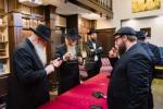 בית דין פון הגאון רבי בערל לאזאר שליט"א ביים איבערקוקען די מעסערס פון די שוחטים אין רוסלאנד 