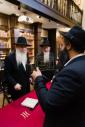 בית דין פון הגאון רבי בערל לאזאר שליט"א ביים איבערקוקען די מעסערס פון די שוחטים אין רוסלאנד 