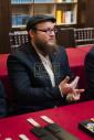 בית דין פון הגאון רבי בערל לאזאר שליט"א ביים איבערקוקען די מעסערס פון די שוחטים אין רוסלאנד 