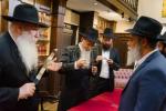 בית דין פון הגאון רבי בערל לאזאר שליט"א ביים איבערקוקען די מעסערס פון די שוחטים אין רוסלאנד 