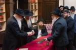 בית דין פון הגאון רבי בערל לאזאר שליט"א ביים איבערקוקען די מעסערס פון די שוחטים אין רוסלאנד 