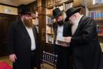 בית דין פון הגאון רבי בערל לאזאר שליט"א ביים איבערקוקען די מעסערס פון די שוחטים אין רוסלאנד 