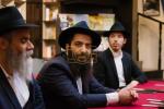 בית דין פון הגאון רבי בערל לאזאר שליט"א ביים איבערקוקען די מעסערס פון די שוחטים אין רוסלאנד 