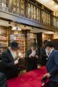 בית דין פון הגאון רבי בערל לאזאר שליט"א ביים איבערקוקען די מעסערס פון די שוחטים אין רוסלאנד 