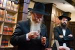 בית דין פון הגאון רבי בערל לאזאר שליט"א ביים איבערקוקען די מעסערס פון די שוחטים אין רוסלאנד 