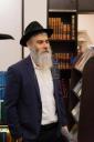 בית דין פון הגאון רבי בערל לאזאר שליט"א ביים איבערקוקען די מעסערס פון די שוחטים אין רוסלאנד 