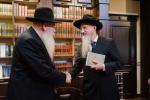 בית דין פון הגאון רבי בערל לאזאר שליט"א ביים איבערקוקען די מעסערס פון די שוחטים אין רוסלאנד 