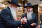 בית דין פון הגאון רבי בערל לאזאר שליט"א ביים איבערקוקען די מעסערס פון די שוחטים אין רוסלאנד 