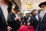 בית דין פון הגאון רבי בערל לאזאר שליט"א ביים איבערקוקען די מעסערס פון די שוחטים אין רוסלאנד 
