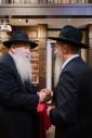 בית דין פון הגאון רבי בערל לאזאר שליט"א ביים איבערקוקען די מעסערס פון די שוחטים אין רוסלאנד 