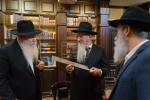 בית דין פון הגאון רבי בערל לאזאר שליט"א ביים איבערקוקען די מעסערס פון די שוחטים אין רוסלאנד 