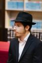 בית דין פון הגאון רבי בערל לאזאר שליט"א ביים איבערקוקען די מעסערס פון די שוחטים אין רוסלאנד 