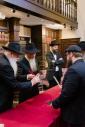 בית דין פון הגאון רבי בערל לאזאר שליט"א ביים איבערקוקען די מעסערס פון די שוחטים אין רוסלאנד 