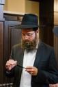 בית דין פון הגאון רבי בערל לאזאר שליט"א ביים איבערקוקען די מעסערס פון די שוחטים אין רוסלאנד 