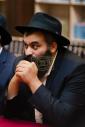 בית דין פון הגאון רבי בערל לאזאר שליט"א ביים איבערקוקען די מעסערס פון די שוחטים אין רוסלאנד 