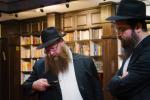 בית דין פון הגאון רבי בערל לאזאר שליט"א ביים איבערקוקען די מעסערס פון די שוחטים אין רוסלאנד 