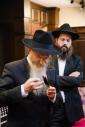 בית דין פון הגאון רבי בערל לאזאר שליט"א ביים איבערקוקען די מעסערס פון די שוחטים אין רוסלאנד 