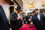 בית דין פון הגאון רבי בערל לאזאר שליט"א ביים איבערקוקען די מעסערס פון די שוחטים אין רוסלאנד 