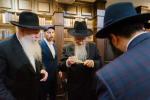 בית דין פון הגאון רבי בערל לאזאר שליט"א ביים איבערקוקען די מעסערס פון די שוחטים אין רוסלאנד 