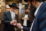 בית דין פון הגאון רבי בערל לאזאר שליט"א ביים איבערקוקען די מעסערס פון די שוחטים אין רוסלאנד 