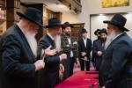 בית דין פון הגאון רבי בערל לאזאר שליט"א ביים איבערקוקען די מעסערס פון די שוחטים אין רוסלאנד 