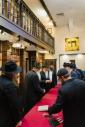 בית דין פון הגאון רבי בערל לאזאר שליט"א ביים איבערקוקען די מעסערס פון די שוחטים אין רוסלאנד 