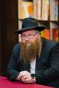 בית דין פון הגאון רבי בערל לאזאר שליט"א ביים איבערקוקען די מעסערס פון די שוחטים אין רוסלאנד 