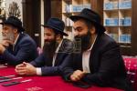 בית דין פון הגאון רבי בערל לאזאר שליט"א ביים איבערקוקען די מעסערס פון די שוחטים אין רוסלאנד 