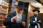 בית דין פון הגאון רבי בערל לאזאר שליט"א ביים איבערקוקען די מעסערס פון די שוחטים אין רוסלאנד 