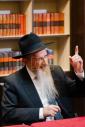 בית דין פון הגאון רבי בערל לאזאר שליט"א ביים איבערקוקען די מעסערס פון די שוחטים אין רוסלאנד 