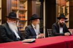 בית דין פון הגאון רבי בערל לאזאר שליט"א ביים איבערקוקען די מעסערס פון די שוחטים אין רוסלאנד 