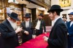 בית דין פון הגאון רבי בערל לאזאר שליט"א ביים איבערקוקען די מעסערס פון די שוחטים אין רוסלאנד 