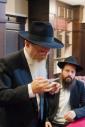 בית דין פון הגאון רבי בערל לאזאר שליט"א ביים איבערקוקען די מעסערס פון די שוחטים אין רוסלאנד 