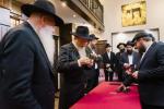 בית דין פון הגאון רבי בערל לאזאר שליט"א ביים איבערקוקען די מעסערס פון די שוחטים אין רוסלאנד 