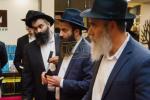 בית דין פון הגאון רבי בערל לאזאר שליט"א ביים איבערקוקען די מעסערס פון די שוחטים אין רוסלאנד 