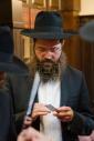 בית דין פון הגאון רבי בערל לאזאר שליט"א ביים איבערקוקען די מעסערס פון די שוחטים אין רוסלאנד 