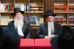 בית דין פון הגאון רבי בערל לאזאר שליט"א ביים איבערקוקען די מעסערס פון די שוחטים אין רוסלאנד 