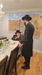  כ"ק אדמו"ר מליסקא שליט"א אויף א באזוך  אין טאמס ריווער לקראת די הייליגע טעג אין שטוב פון הרה"ח ר' שלמה עהרנטאל הי"ו