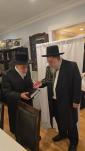  כ"ק אדמו"ר מליסקא שליט"א אויף א באזוך  אין טאמס ריווער לקראת די הייליגע טעג אין שטוב פון הרה"ח ר' שלמה עהרנטאל הי"ו