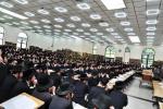 כ"ק אדמו"ר מסאטמאר שליט"א ביים סוגיא פארלערנען און לחיים אין היכל הישיבה