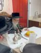 Main image for כ"ק מרן אדמו"ר מסערדאהעלי שליט"א ביים זאגן א ספעציעלע תפילה לפרנסה אינאיינעם מיט די נגידי ותומכי המוסדות ביים מעמד קשר יסוד לטובת ישיבת סערדאהעלי