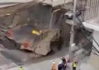 Main image for סצענע ווי א ריזיגע לאך האט זיך געעפענט אין די ערד אין בענגקאנג