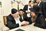 אדמורי"ם ורבני באזוכן ביים ראש הישיבה הגרמ"צ בערגמאן לברך ולהתברך בברכת השנים