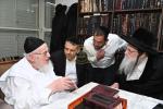 אדמורי"ם ורבני באזוכן ביים ראש הישיבה הגרמ"צ בערגמאן לברך ולהתברך בברכת השנים