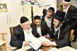 אדמורי"ם ורבני באזוכן ביים ראש הישיבה הגרמ"צ בערגמאן לברך ולהתברך בברכת השנים