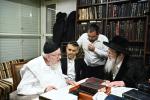 אדמורי"ם ורבני באזוכן ביים ראש הישיבה הגרמ"צ בערגמאן לברך ולהתברך בברכת השנים