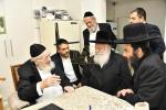 אדמורי"ם ורבני באזוכן ביים ראש הישיבה הגרמ"צ בערגמאן לברך ולהתברך בברכת השנים