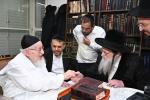 אדמורי"ם ורבני באזוכן ביים ראש הישיבה הגרמ"צ בערגמאן לברך ולהתברך בברכת השנים