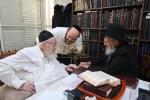 אדמורי"ם ורבני באזוכן ביים ראש הישיבה הגרמ"צ בערגמאן לברך ולהתברך בברכת השנים